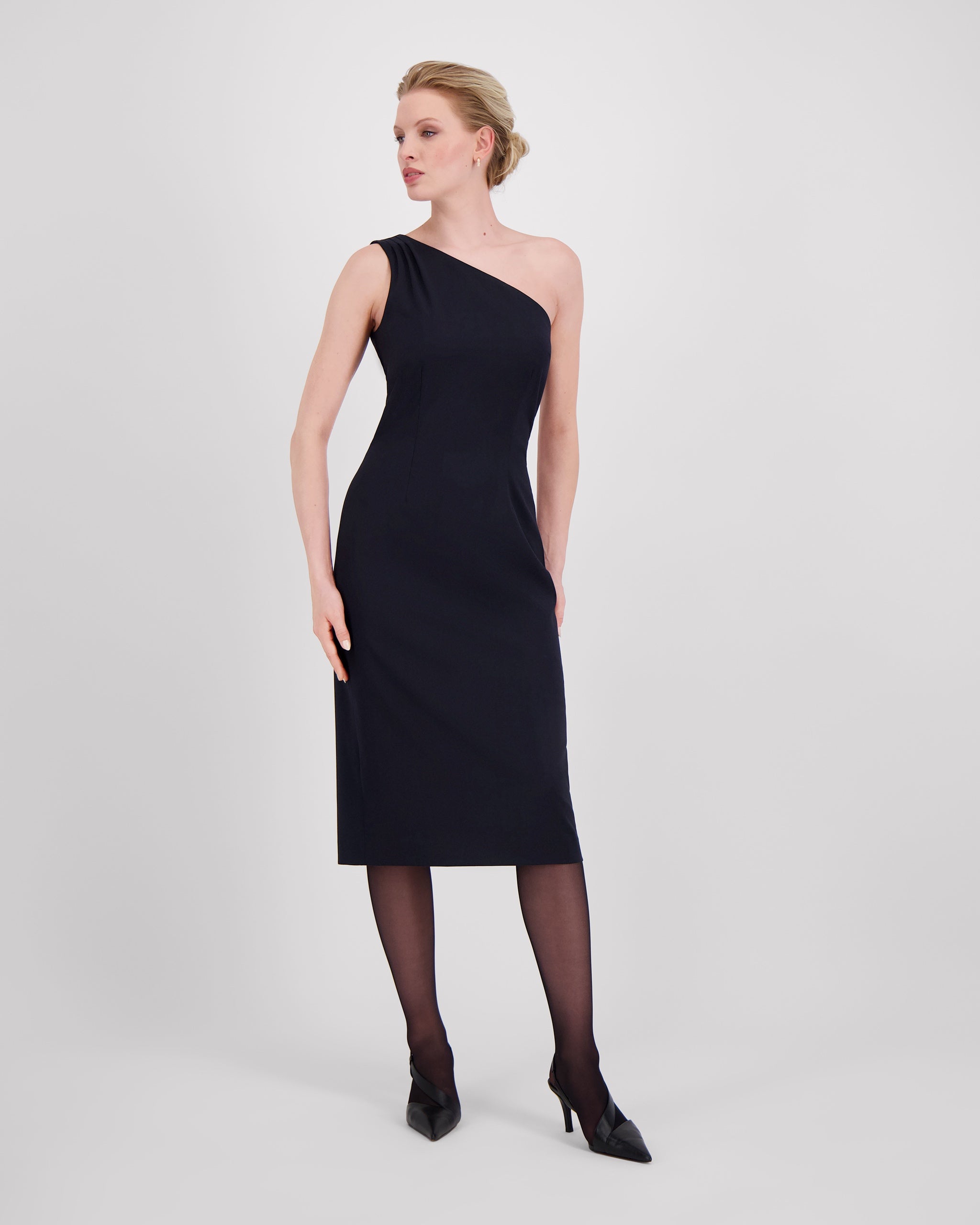 Asymmetrisches Kleid mit einer Schulter und feinen Falten für eine elegante Drapierung. Figurbetonte Silhouette mit präzisen Abnähern, knielangem Schnitt und rückwärtigem Gehschlitz. Unsichtbarer Reissverschluss an der Seite und feiner Blindsaum für ein modernes, minimalistisches Design.