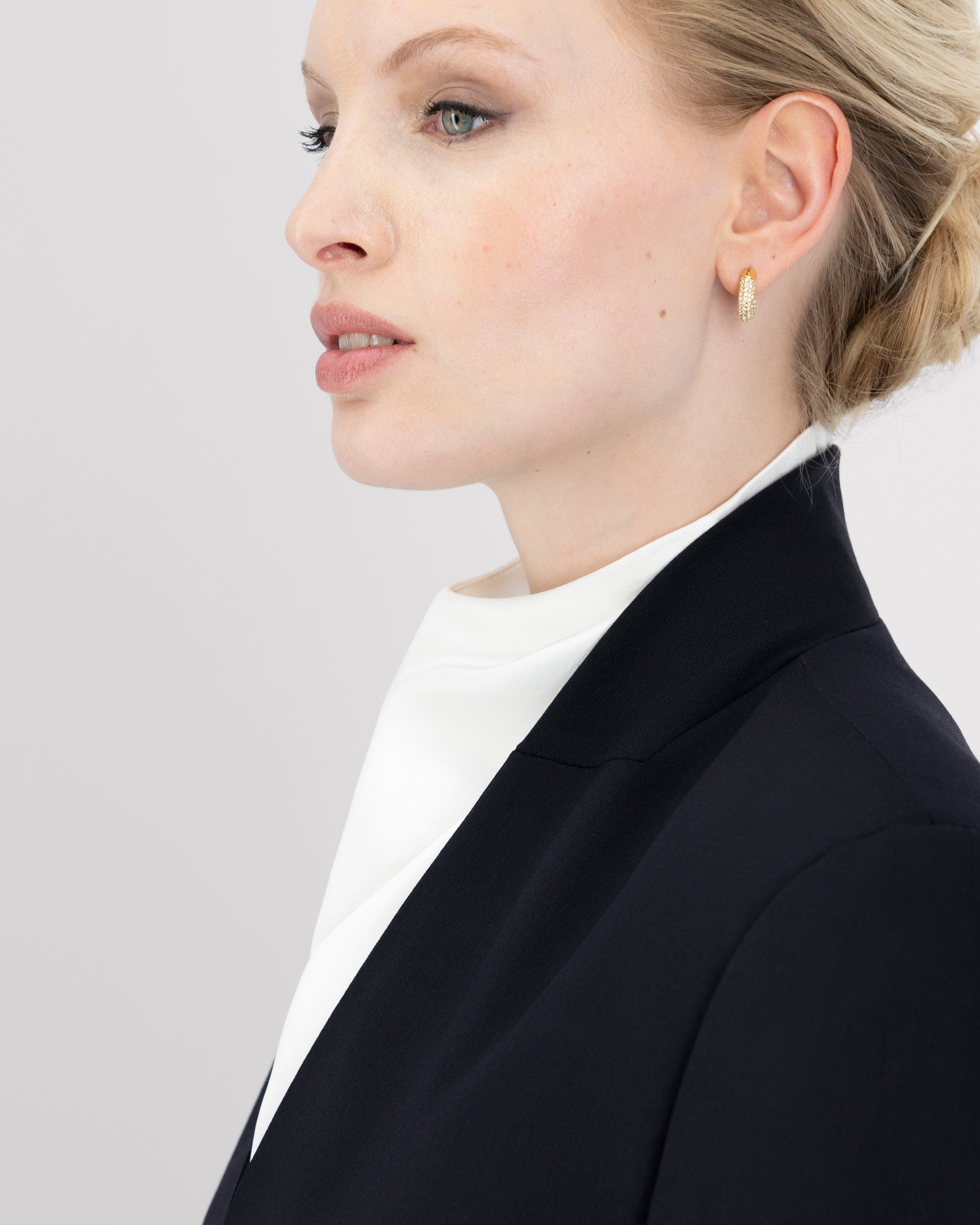 Blazer mit nach vorne versetzter Seitennaht und formgebenden Passformnähten für eine schlanke, konturierte Silhouette. Schulterpolster verleihen klare Struktur, zweiteilige Ärmel sorgen für präzisen Sitz. Dezente Details wie Ärmelschlitz, Corozo-Knopf, Rückenschlitz und schmale Pattentasche unterstreichen das reduzierte, fliessende Design.