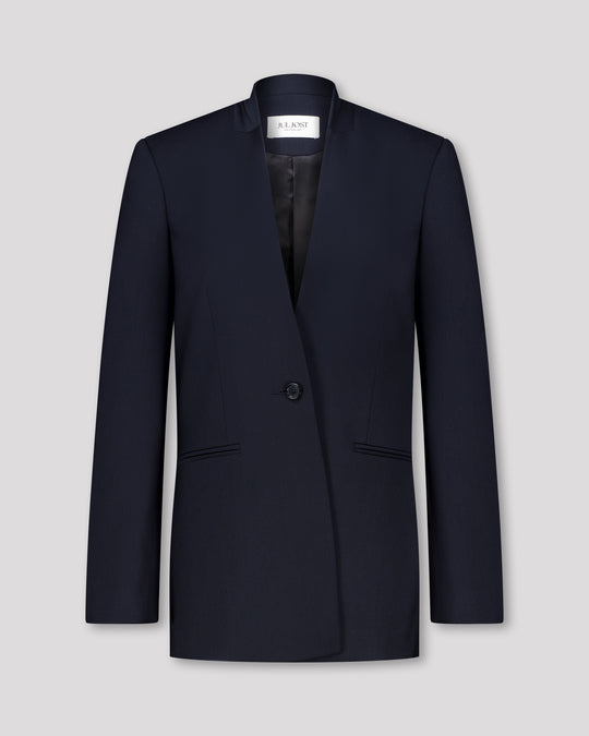 Blazer mit nach vorne versetzter Seitennaht und formgebenden Passformnähten für eine schlanke, konturierte Silhouette. Schulterpolster verleihen klare Struktur, zweiteilige Ärmel sorgen für präzisen Sitz. Dezente Details wie Ärmelschlitz, Corozo-Knopf, Rückenschlitz und schmale Pattentasche unterstreichen das reduzierte, fliessende Design.
