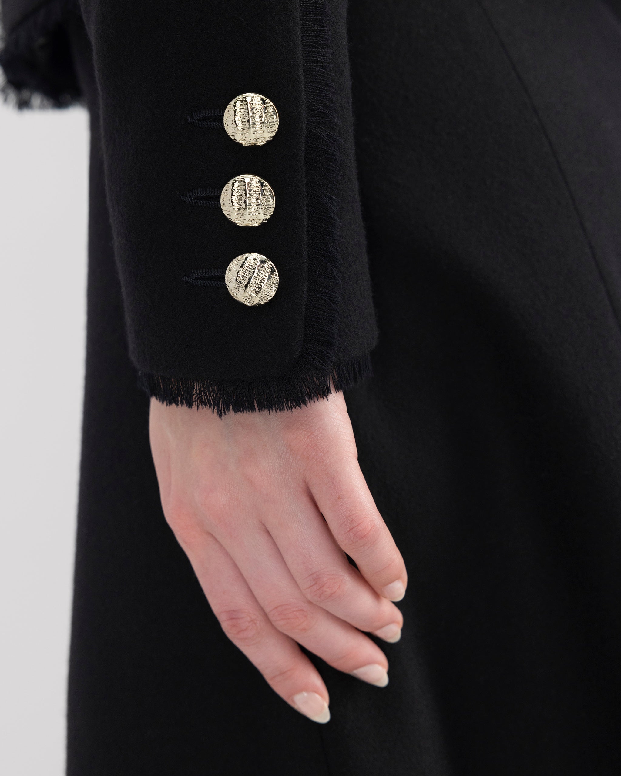 Jackett mit klarer Silhouette und subtil ausgefransten Kanten für einen avantgardistischen Look. Schulterpolster und Passformnähte formen eine definierte Linie. Versetzte Seitennähte und zweiteilige Ärmel sorgen für schmeichelnde Bewegung. Goldene Metallknöpfe, dezente Taschen und ausgefranste Details verleihen dem Design eine künstlerisch-edle Note.