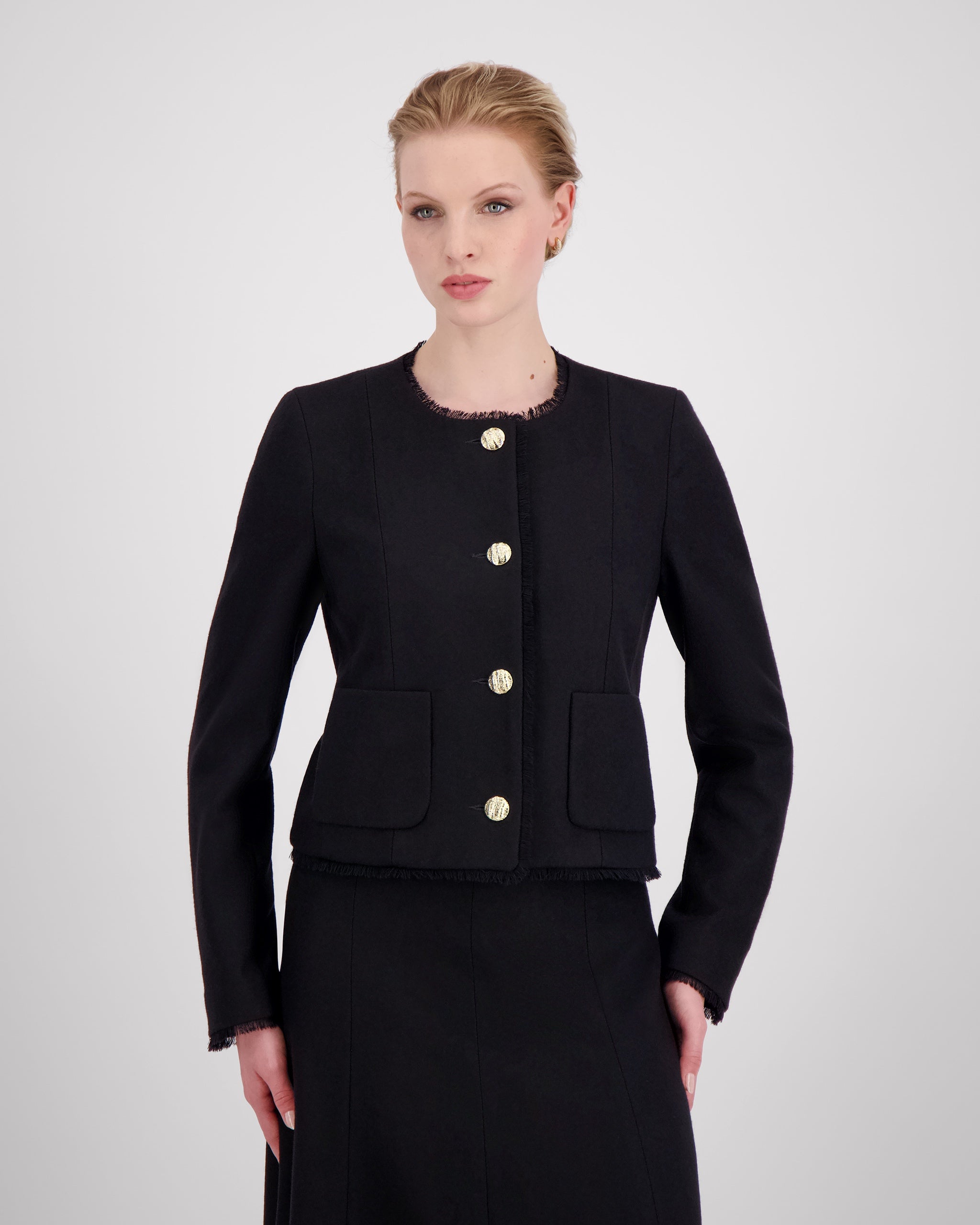 Jackett mit klarer Silhouette und subtil ausgefransten Kanten für einen avantgardistischen Look. Schulterpolster und Passformnähte formen eine definierte Linie. Versetzte Seitennähte und zweiteilige Ärmel sorgen für schmeichelnde Bewegung. Goldene Metallknöpfe, dezente Taschen und ausgefranste Details verleihen dem Design eine künstlerisch-edle Note.