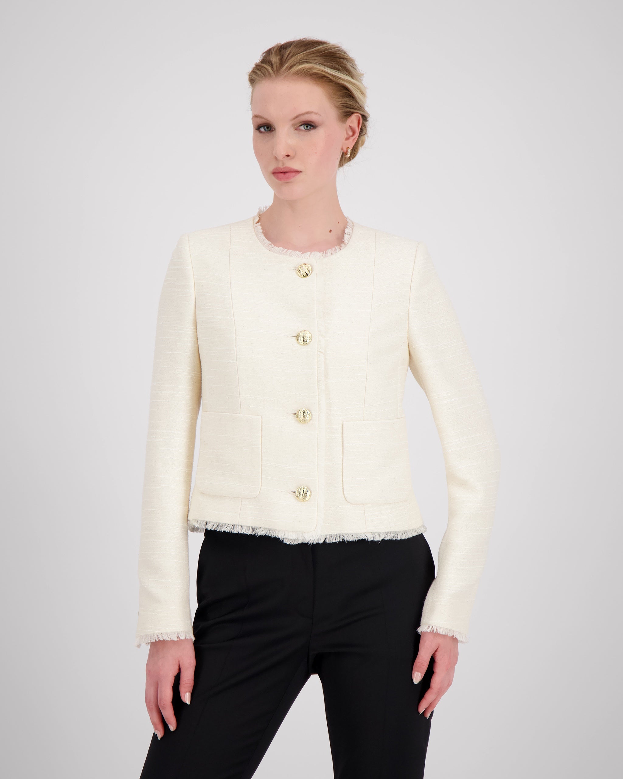 Jackett mit ausgefranstem Halsausschnitt und roher Frontkante für eine subtile, avantgardistische Note. Schulterpolster, Passformnähte und versetzte Seitennaht formen eine elegante Silhouette. Zweiteilige Ärmel, goldene Metallknöpfe und dezente Taschen stehen für präzise Handwerkskunst. Ausgefranster Saum und Ärmelschlitze setzen künstlerische Akzente.