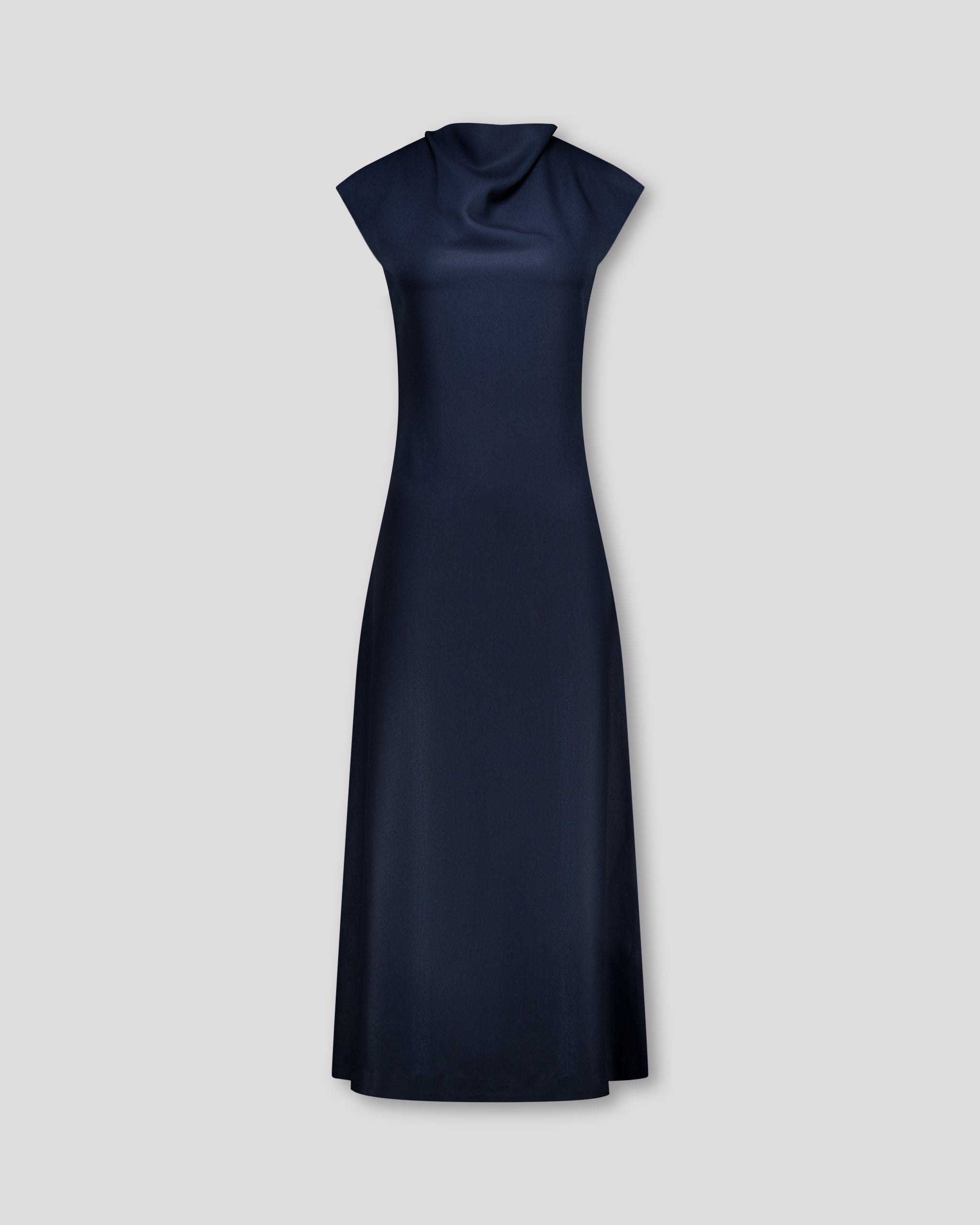 Kleid mit sanft drapiertem Halsausschnitt und nahtloser Verarbeitung für eine klare, elegante Halslinie. Lockere Passform mit formenden Abnähern vorn und weich fallendem, leicht ausgestelltem Rock für anmutige Bewegung. Nahtverdeckter Reissverschluss hinten und unsichtbarer Blindsaum sorgen für ein puristisches, präzise gefertigtes Finish.