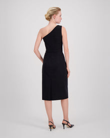 Asymmetrisches Kleid mit skulpturaler Schulterlinie und drei feinen Falten für eine fliessende Drapierung. Figurformende Abnäher vorn und hinten betonen eine elegante Silhouette. Unter dem Knie endend, mit rückwärtigem Gehschlitz für Bewegungsfreiheit. Nahtverdeckter Reissverschluss an der Seite und Blindsaum für ein puristisches Finish.