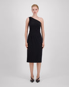 Asymmetrisches Kleid mit skulpturaler Schulterlinie und drei feinen Falten für eine fliessende Drapierung. Figurformende Abnäher vorn und hinten betonen eine elegante Silhouette. Unter dem Knie endend, mit rückwärtigem Gehschlitz für Bewegungsfreiheit. Nahtverdeckter Reissverschluss an der Seite und Blindsaum für ein puristisches Finish.