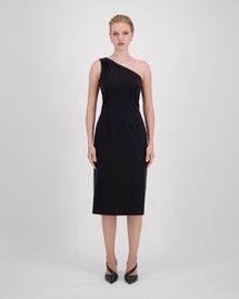 Asymmetrisches Kleid mit skulpturaler Schulterlinie und drei feinen Falten für eine fliessende Drapierung. Figurformende Abnäher vorn und hinten betonen eine elegante Silhouette. Unter dem Knie endend, mit rückwärtigem Gehschlitz für Bewegungsfreiheit. Nahtverdeckter Reissverschluss an der Seite und Blindsaum für ein puristisches Finish.