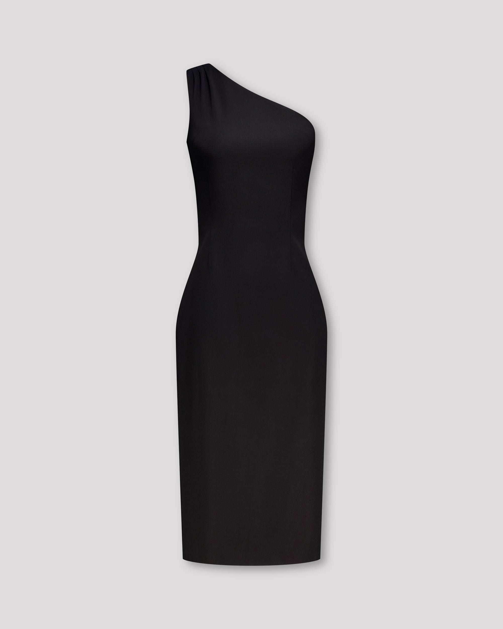 Asymmetrisches Kleid mit skulpturaler Schulterlinie und drei feinen Falten für eine fliessende Drapierung. Figurformende Abnäher vorn und hinten betonen eine elegante Silhouette. Unter dem Knie endend, mit rückwärtigem Gehschlitz für Bewegungsfreiheit. Nahtverdeckter Reissverschluss an der Seite und Blindsaum für ein puristisches Finish.
