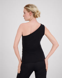 Top mit charakteristischer Schulterfalte und sanft drapierter Seitennaht für eine skulpturale, dynamische Silhouette. Körpernaher Schnitt mit feinem Contouring betont die Figur weich und kraftvoll. Verdeckter Reissverschluss an der linken Seite und Blindsaum am geraden Hüftabschluss unterstreichen das puristische, fliessende Design.