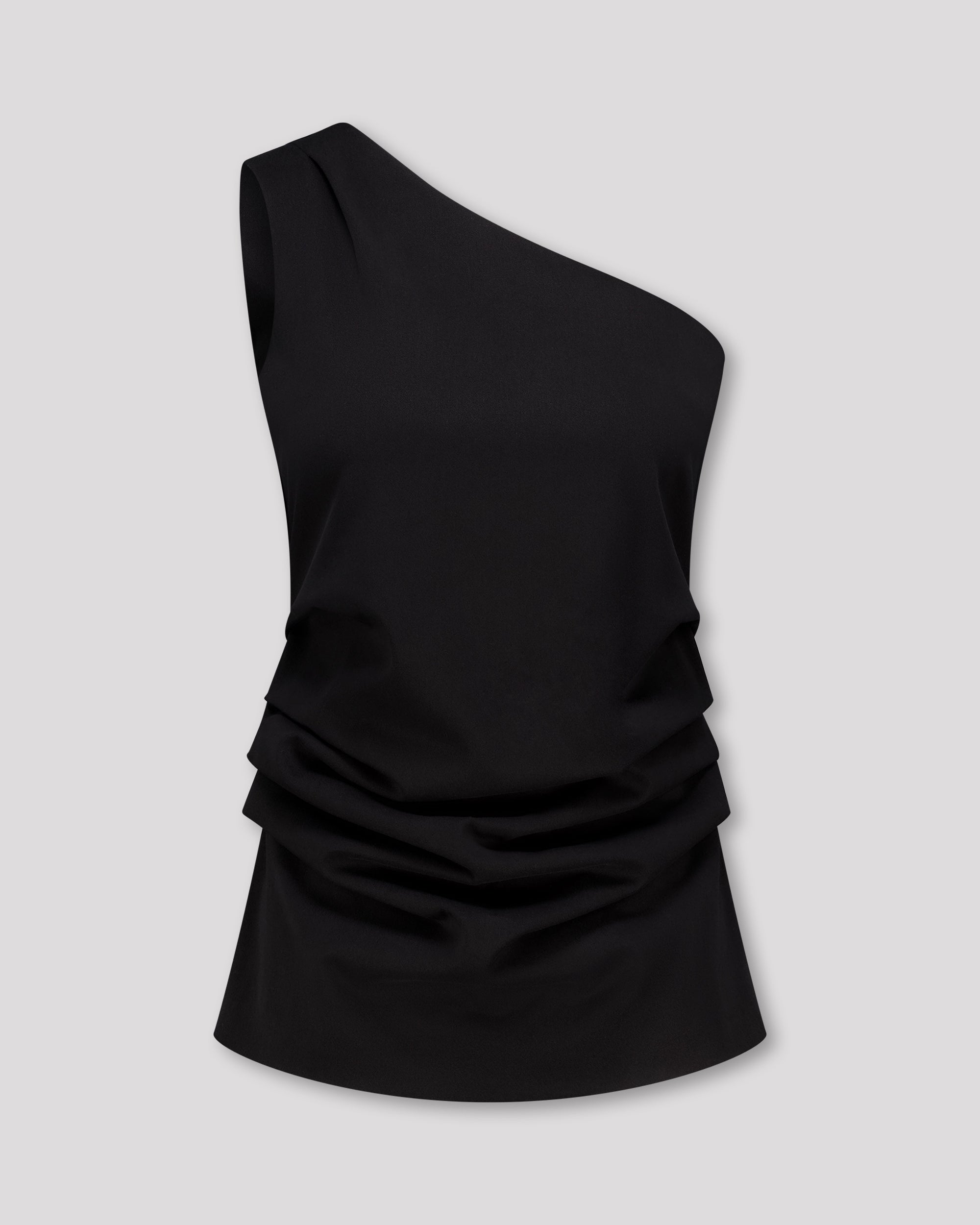 Top mit charakteristischer Schulterfalte und sanft drapierter Seitennaht für eine skulpturale, dynamische Silhouette. Körpernaher Schnitt mit feinem Contouring betont die Figur weich und kraftvoll. Verdeckter Reissverschluss an der linken Seite und Blindsaum am geraden Hüftabschluss unterstreichen das puristische, fliessende Design.