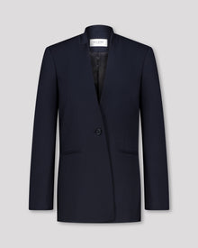 Blazer mit nach vorne versetzter Seitennaht und formgebenden Passformnähten für eine schlanke, konturierte Silhouette. Schulterpolster verleihen klare Struktur, zweiteilige Ärmel sorgen für präzisen Sitz. Dezente Details wie Ärmelschlitz, Corozo-Knopf, Rückenschlitz und schmale Pattentasche unterstreichen das reduzierte, fliessende Design.