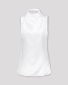 Asymmetrisch geschnittenes Top mit sanft drapierter Schulter für eine feminine, schwungvolle Silhouette. Der hochgeschlossene Stehkragen wird im Rückenteil durch einen feinen Schlitz und drei goldene Knöpfe mit filigranen Knopfschlingen akzentuiert. Ein edles Detail, das das puristische Design um eine subtile Note von Noblesse ergänzt.