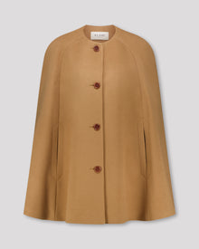 Cape-Mantel aus reinem Kaschmir mit sanft modellierenden Schulterabnähern und fein gearbeiteten Ärmelschlitzen mit zarter Absteppung. Der matte Vier-Knopf-Verschluss aus Corozo hält die Silhouette klar und puristisch. Dezente Eingriffschlitze und eine versteckte Innentasche verbinden Funktionalität mit eleganter, reduzierter Formensprache.