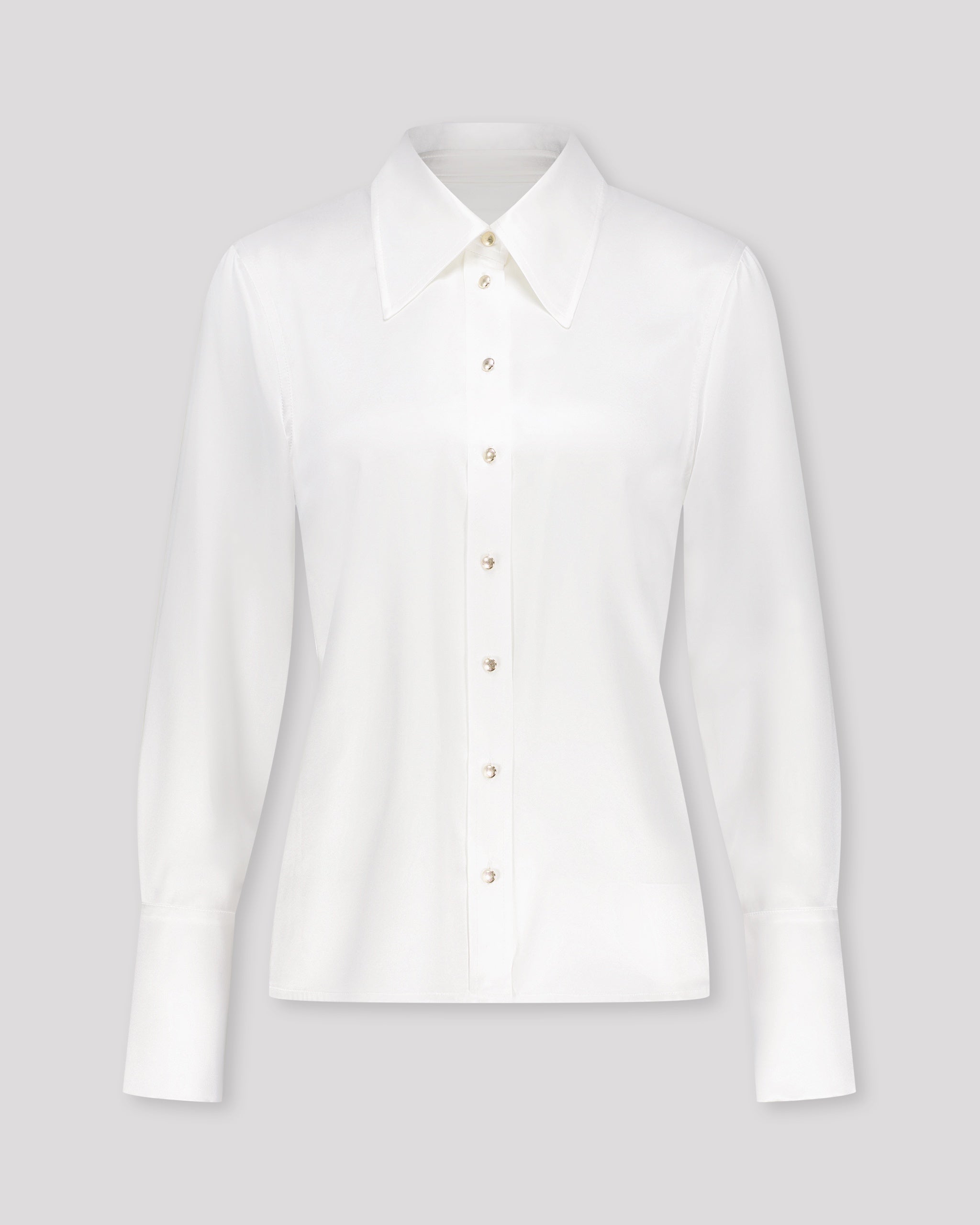 Bluse aus Peace Silk mit modernem, leicht vergrössertem Kragen und feiner Kantensteppung für einen ausdrucksstarken Look. Nach vorne versetzte Schulternähte, Rückenfalte und locker fallende Silhouette sorgen für entspannte Eleganz. Goldene Metallknöpfe, extralange Manschetten und ein fein abgesteppt Saum unterstreichen die präzise Verarbeitung.
