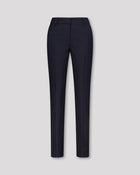 Knöchellange Hose mit schmalem Beinverlauf und klarer, reduzierter Silhouette. Feine Mittelnaht vorn und Bügelfalte hinten betonen die Linie dezent. Seitliche Eingrifftaschen, rückwärtige Pattentaschen und sanfte Abnäher formen eine feminine Kontur. Verdeckter Bundverschluss mit Corozo-Knopf und schwarze Baumwollknöpfe runden das puristische Design ab.