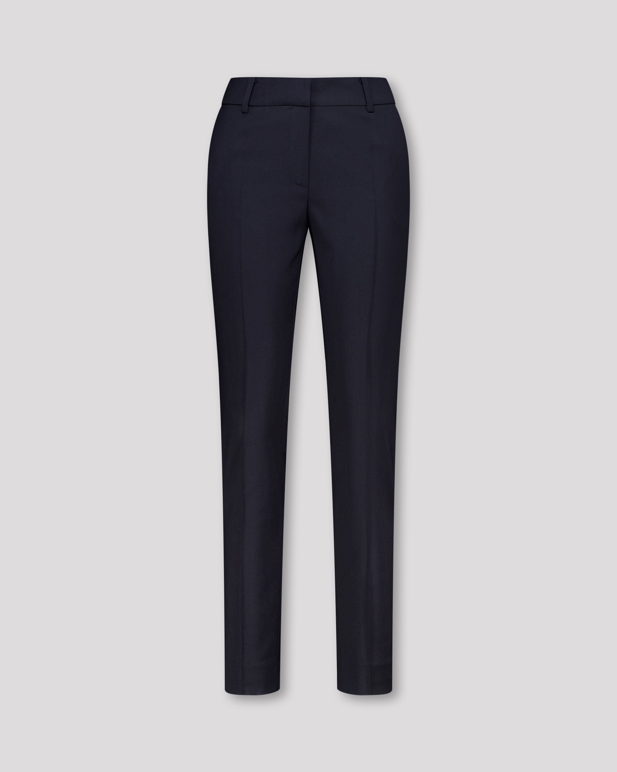 Knöchellange Hose mit schmalem Beinverlauf und klarer, reduzierter Silhouette. Feine Mittelnaht vorn und Bügelfalte hinten betonen die Linie dezent. Seitliche Eingrifftaschen, rückwärtige Pattentaschen und sanfte Abnäher formen eine feminine Kontur. Verdeckter Bundverschluss mit Corozo-Knopf und schwarze Baumwollknöpfe runden das puristische Design ab.