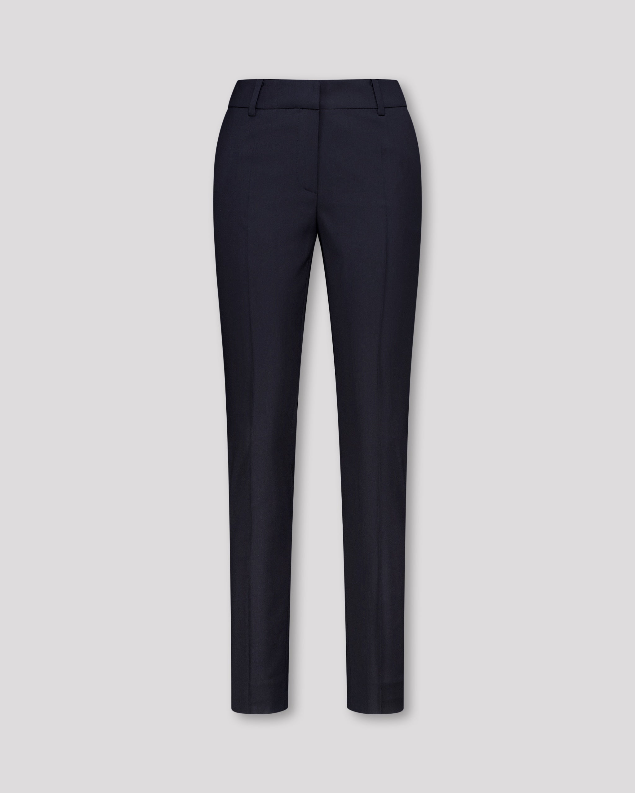 Knöchellange Hose mit schmalem Beinverlauf und klarer, reduzierter Silhouette. Feine Mittelnaht vorn und Bügelfalte hinten betonen die Linie dezent. Seitliche Eingrifftaschen, rückwärtige Pattentaschen und sanfte Abnäher formen eine feminine Kontur. Verdeckter Bundverschluss mit Corozo-Knopf und schwarze Baumwollknöpfe runden das puristische Design ab.