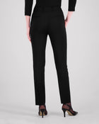 Knöchellange Hose mit schmalem Beinverlauf, unsichtbarem Saum und klarer Silhouette. Eine Mittelnaht vorn und eine Bügelfalte hinten strukturieren das Bein dezent. Seitliche Eingrifftaschen und rückwärtige Pattentaschen fügen sich nahtlos ins puristische Design ein. Verdeckter Bundverschluss mit Corozo-Knopf für eine makellose Front.