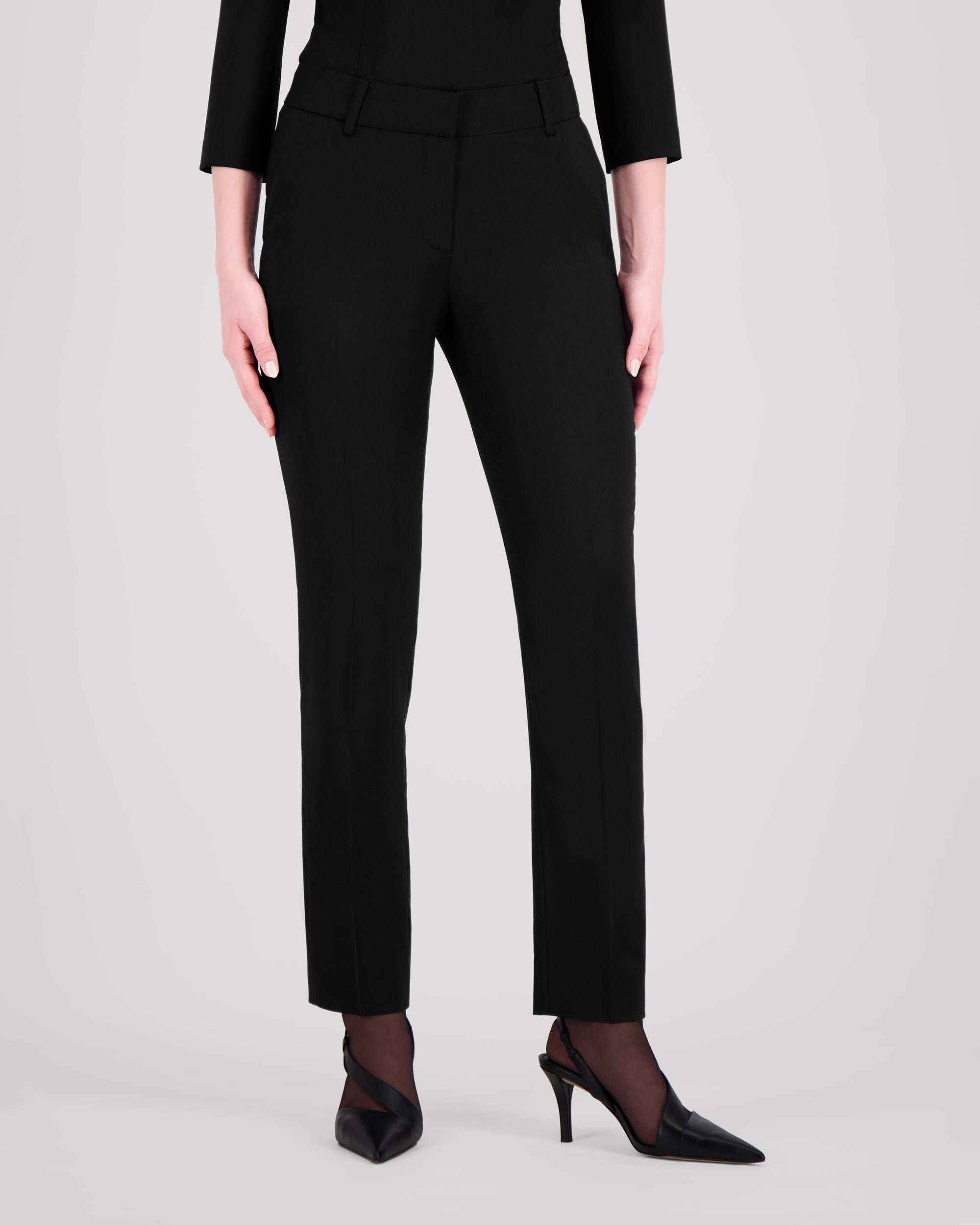Knöchellange Hose mit schmalem Beinverlauf, unsichtbarem Saum und klarer Silhouette. Eine Mittelnaht vorn und eine Bügelfalte hinten strukturieren das Bein dezent. Seitliche Eingrifftaschen und rückwärtige Pattentaschen fügen sich nahtlos ins puristische Design ein. Verdeckter Bundverschluss mit Corozo-Knopf für eine makellose Front.