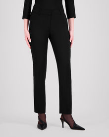 Knöchellange Hose mit schmalem Beinverlauf, unsichtbarem Saum und klarer Silhouette. Eine Mittelnaht vorn und eine Bügelfalte hinten strukturieren das Bein dezent. Seitliche Eingrifftaschen und rückwärtige Pattentaschen fügen sich nahtlos ins puristische Design ein. Verdeckter Bundverschluss mit Corozo-Knopf für eine makellose Front.