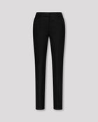 Knöchellange Hose mit schmalem Beinverlauf, unsichtbarem Saum und klarer Silhouette. Eine Mittelnaht vorn und eine Bügelfalte hinten strukturieren das Bein dezent. Seitliche Eingrifftaschen und rückwärtige Pattentaschen fügen sich nahtlos ins puristische Design ein. Verdeckter Bundverschluss mit Corozo-Knopf für eine makellose Front.