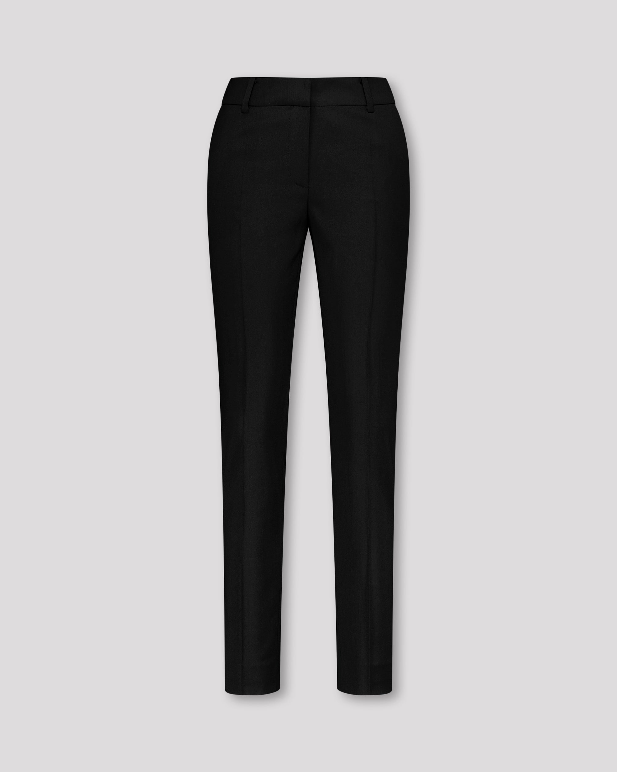 Knöchellange Hose mit schmalem Beinverlauf, unsichtbarem Saum und klarer Silhouette. Eine Mittelnaht vorn und eine Bügelfalte hinten strukturieren das Bein dezent. Seitliche Eingrifftaschen und rückwärtige Pattentaschen fügen sich nahtlos ins puristische Design ein. Verdeckter Bundverschluss mit Corozo-Knopf für eine makellose Front.