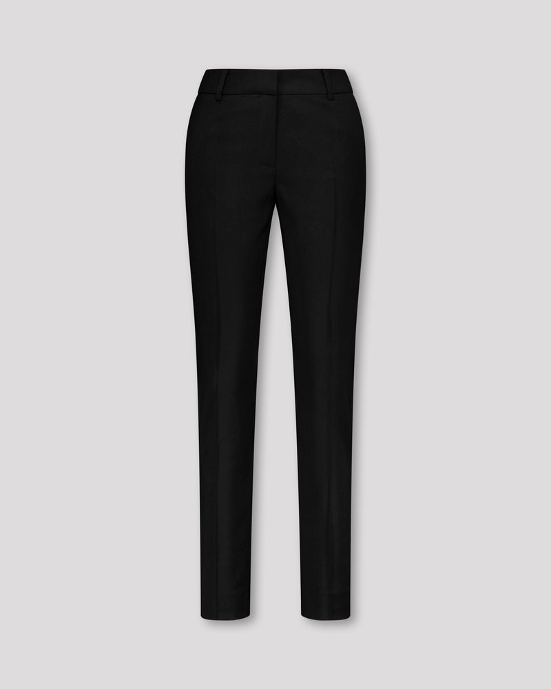 Knöchellange Hose mit schmalem Beinverlauf, unsichtbarem Saum und klarer Silhouette. Eine Mittelnaht vorn und eine Bügelfalte hinten strukturieren das Bein dezent. Seitliche Eingrifftaschen und rückwärtige Pattentaschen fügen sich nahtlos ins puristische Design ein. Verdeckter Bundverschluss mit Corozo-Knopf für eine makellose Front.