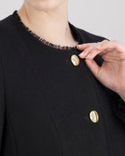 Jackett mit klarer Silhouette und subtil ausgefransten Kanten für einen avantgardistischen Look. Schulterpolster und Passformnähte formen eine definierte Linie. Versetzte Seitennähte und zweiteilige Ärmel sorgen für schmeichelnde Bewegung. Goldene Metallknöpfe, dezente Taschen und ausgefranste Details verleihen dem Design eine künstlerisch-edle Note.
