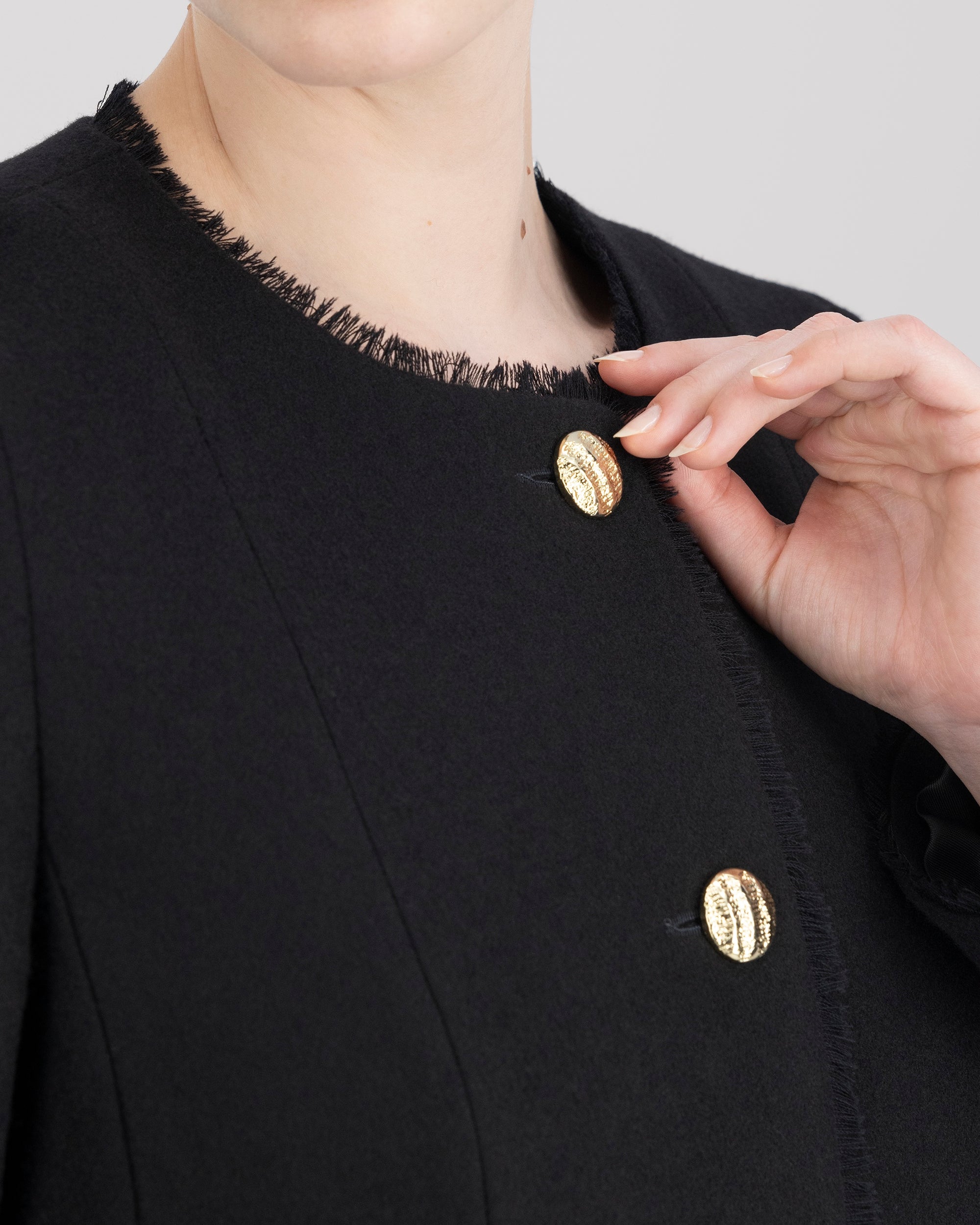 Jackett mit klarer Silhouette und subtil ausgefransten Kanten für einen avantgardistischen Look. Schulterpolster und Passformnähte formen eine definierte Linie. Versetzte Seitennähte und zweiteilige Ärmel sorgen für schmeichelnde Bewegung. Goldene Metallknöpfe, dezente Taschen und ausgefranste Details verleihen dem Design eine künstlerisch-edle Note.