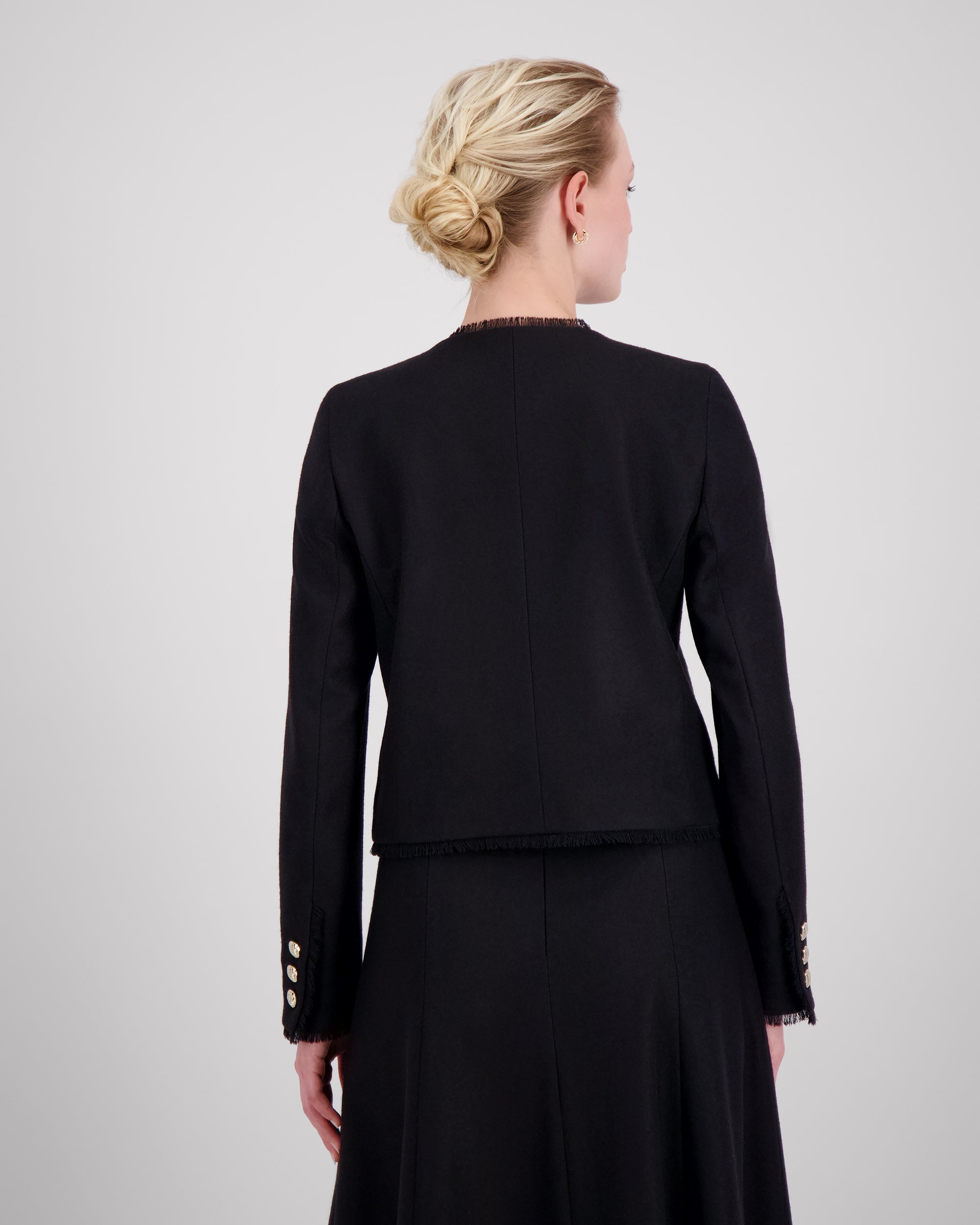 Jackett mit klarer Silhouette und subtil ausgefransten Kanten für einen avantgardistischen Look. Schulterpolster und Passformnähte formen eine definierte Linie. Versetzte Seitennähte und zweiteilige Ärmel sorgen für schmeichelnde Bewegung. Goldene Metallknöpfe, dezente Taschen und ausgefranste Details verleihen dem Design eine künstlerisch-edle Note.