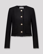 Jackett mit klarer Silhouette und subtil ausgefransten Kanten für einen avantgardistischen Look. Schulterpolster und Passformnähte formen eine definierte Linie. Versetzte Seitennähte und zweiteilige Ärmel sorgen für schmeichelnde Bewegung. Goldene Metallknöpfe, dezente Taschen und ausgefranste Details verleihen dem Design eine künstlerisch-edle Note.
