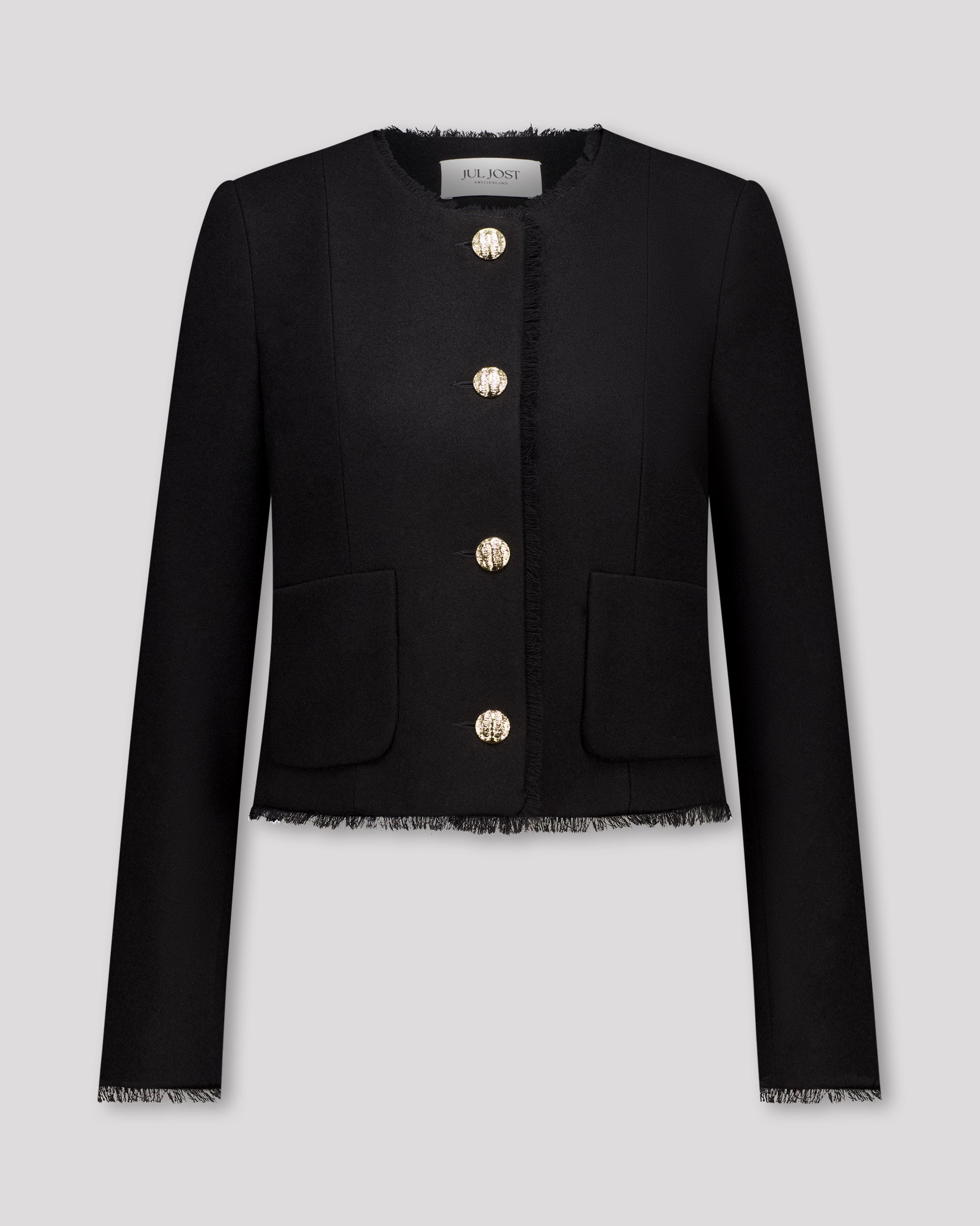 Jackett mit klarer Silhouette und subtil ausgefransten Kanten für einen avantgardistischen Look. Schulterpolster und Passformnähte formen eine definierte Linie. Versetzte Seitennähte und zweiteilige Ärmel sorgen für schmeichelnde Bewegung. Goldene Metallknöpfe, dezente Taschen und ausgefranste Details verleihen dem Design eine künstlerisch-edle Note.