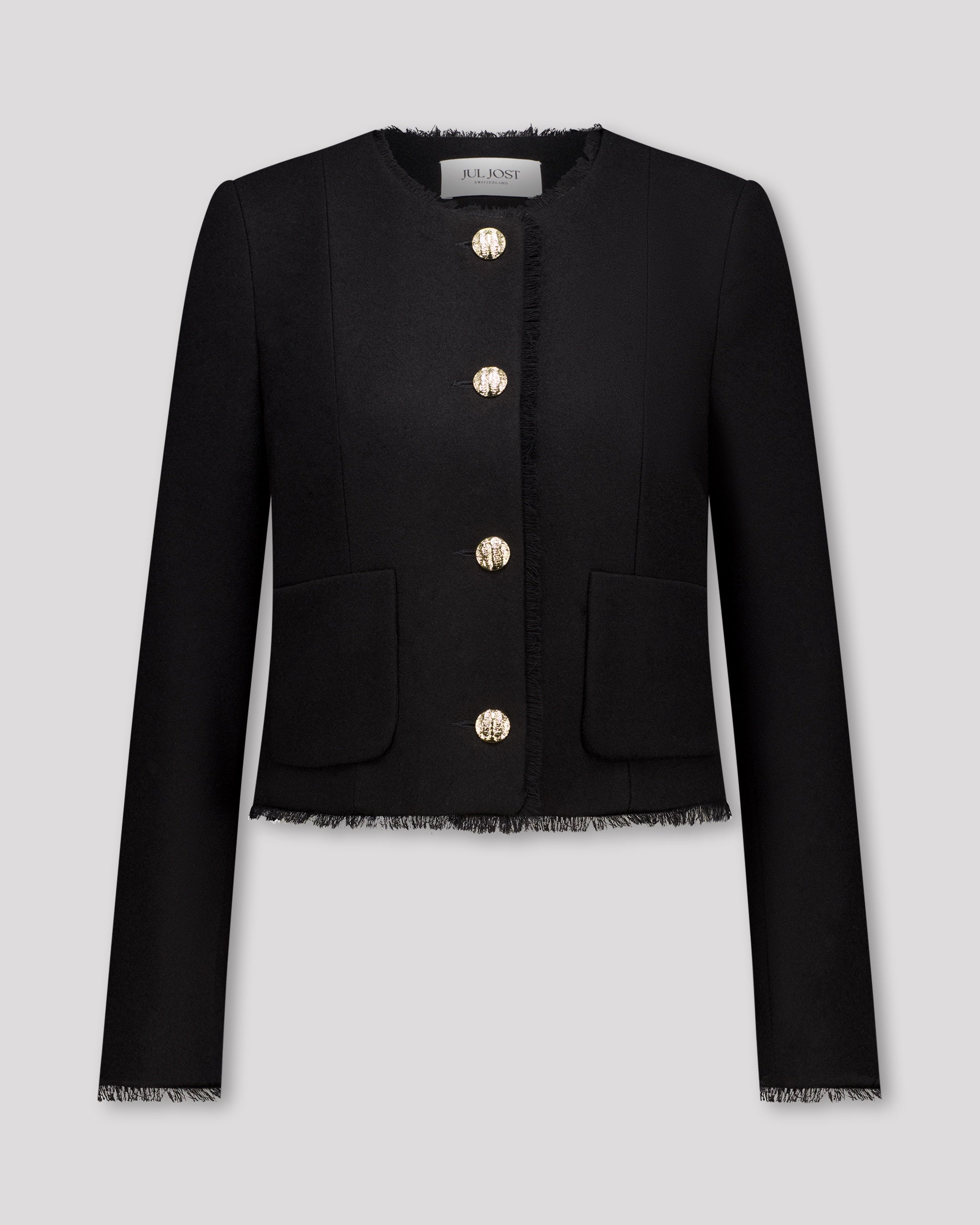 Jackett mit klarer Silhouette und subtil ausgefransten Kanten für einen avantgardistischen Look. Schulterpolster und Passformnähte formen eine definierte Linie. Versetzte Seitennähte und zweiteilige Ärmel sorgen für schmeichelnde Bewegung. Goldene Metallknöpfe, dezente Taschen und ausgefranste Details verleihen dem Design eine künstlerisch-edle Note.
