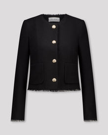 Jackett mit klarer Silhouette und subtil ausgefransten Kanten für einen avantgardistischen Look. Schulterpolster und Passformnähte formen eine definierte Linie. Versetzte Seitennähte und zweiteilige Ärmel sorgen für schmeichelnde Bewegung. Goldene Metallknöpfe, dezente Taschen und ausgefranste Details verleihen dem Design eine künstlerisch-edle Note.
