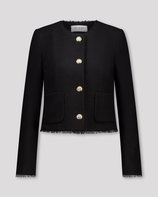 Jackett mit klarer Silhouette und subtil ausgefransten Kanten für einen avantgardistischen Look. Schulterpolster und Passformnähte formen eine definierte Linie. Versetzte Seitennähte und zweiteilige Ärmel sorgen für schmeichelnde Bewegung. Goldene Metallknöpfe, dezente Taschen und ausgefranste Details verleihen dem Design eine künstlerisch-edle Note.
