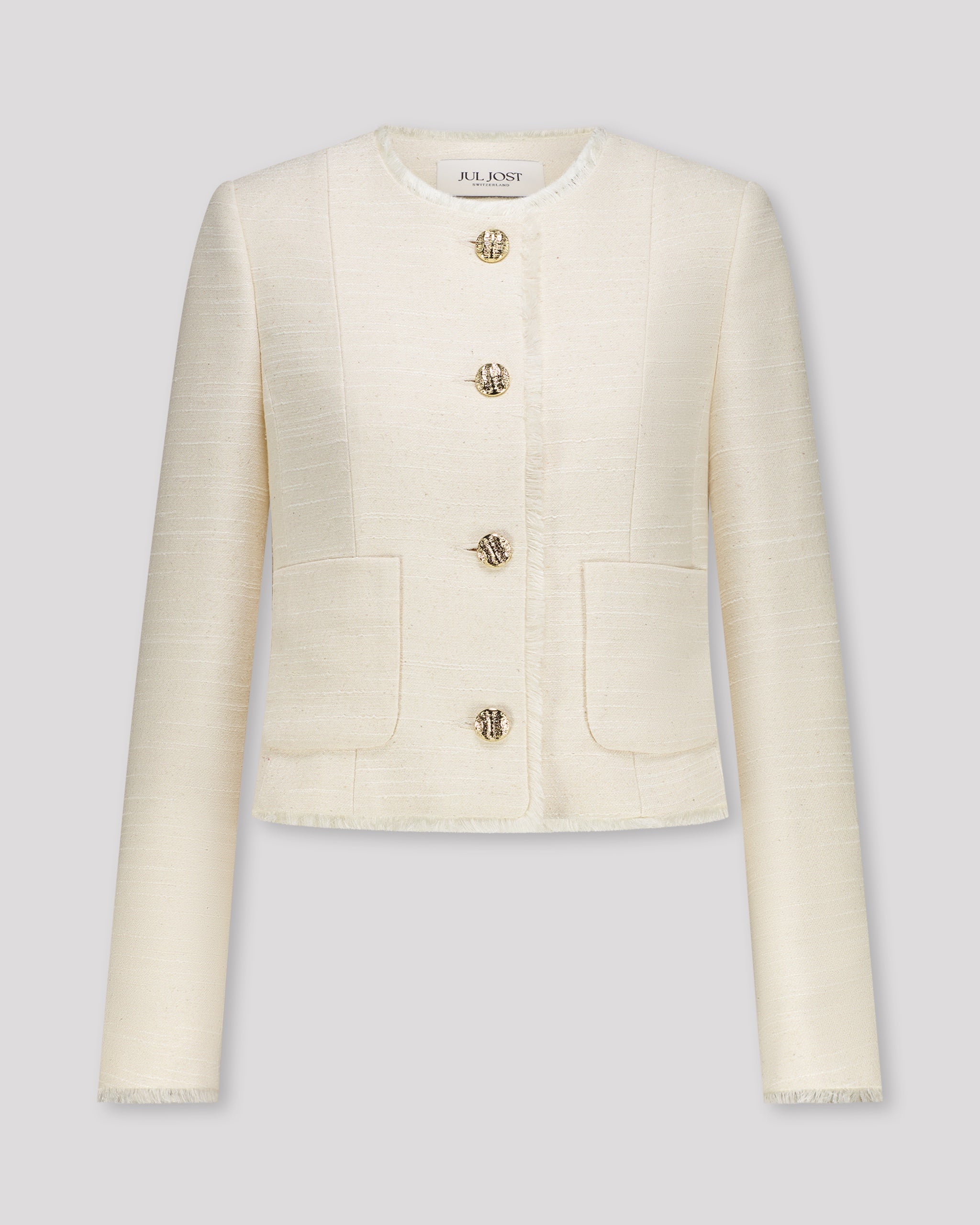 Jackett mit ausgefranstem Halsausschnitt und roher Frontkante für eine subtile, avantgardistische Note. Schulterpolster, Passformnähte und versetzte Seitennaht formen eine elegante Silhouette. Zweiteilige Ärmel, goldene Metallknöpfe und dezente Taschen stehen für präzise Handwerkskunst. Ausgefranster Saum und Ärmelschlitze setzen künstlerische Akzente.