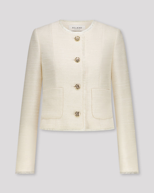 Jackett mit ausgefranstem Halsausschnitt und roher Frontkante für eine subtile, avantgardistische Note. Schulterpolster, Passformnähte und versetzte Seitennaht formen eine elegante Silhouette. Zweiteilige Ärmel, goldene Metallknöpfe und dezente Taschen stehen für präzise Handwerkskunst. Ausgefranster Saum und Ärmelschlitze setzen künstlerische Akzente.
