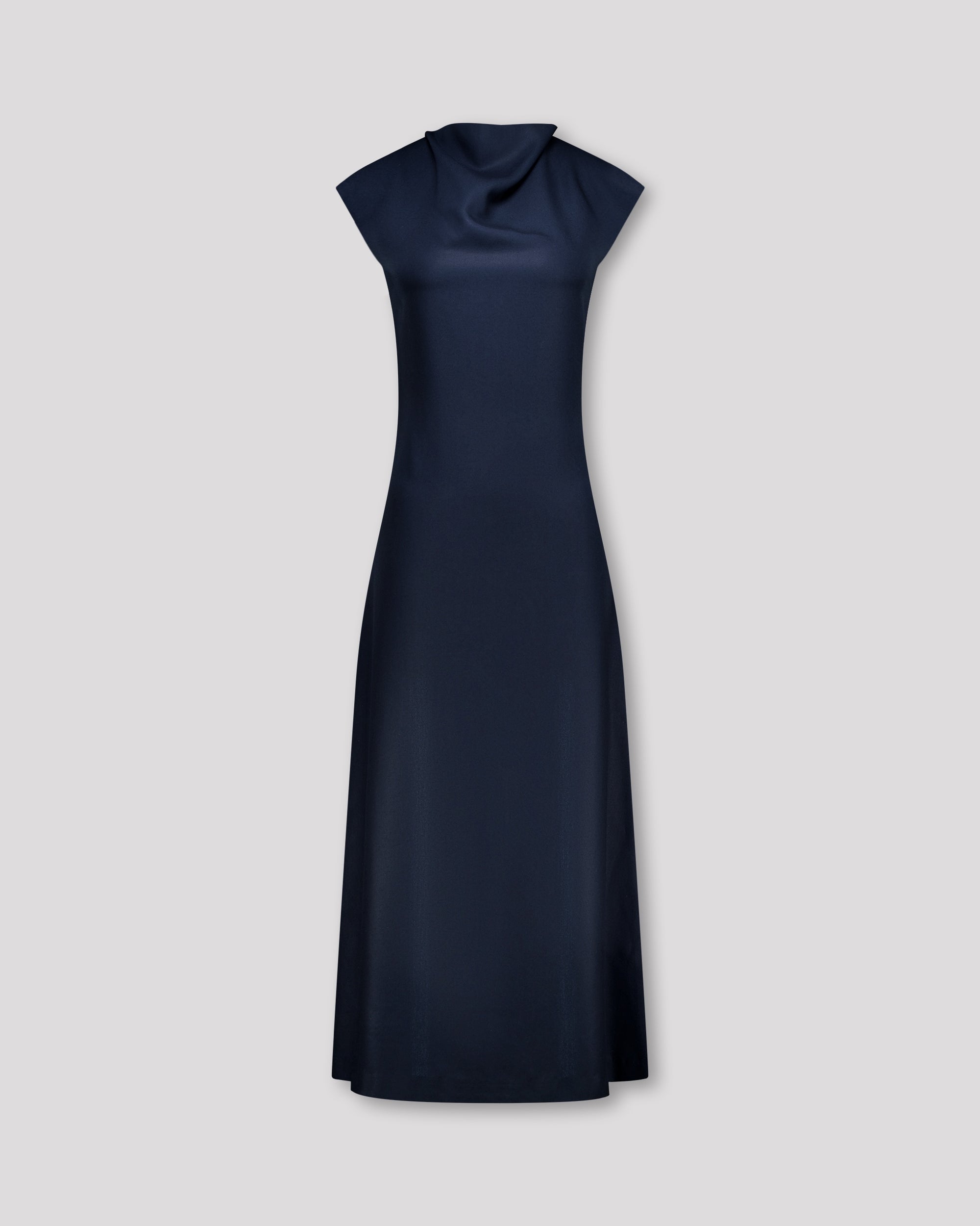 Kleid mit sanft drapiertem Halsausschnitt und nahtloser Verarbeitung für eine klare, elegante Halslinie. Lockere Passform mit formenden Abnähern vorn und weich fallendem, leicht ausgestelltem Rock für anmutige Bewegung. Nahtverdeckter Reissverschluss hinten und unsichtbarer Blindsaum sorgen für ein puristisches, präzise gefertigtes Finish.
