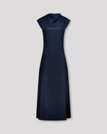 Kleid mit sanft drapiertem Halsausschnitt und nahtloser Verarbeitung für eine klare, elegante Halslinie. Lockere Passform mit formenden Abnähern vorn und weich fallendem, leicht ausgestelltem Rock für anmutige Bewegung. Nahtverdeckter Reissverschluss hinten und unsichtbarer Blindsaum sorgen für ein puristisches, präzise gefertigtes Finish.
