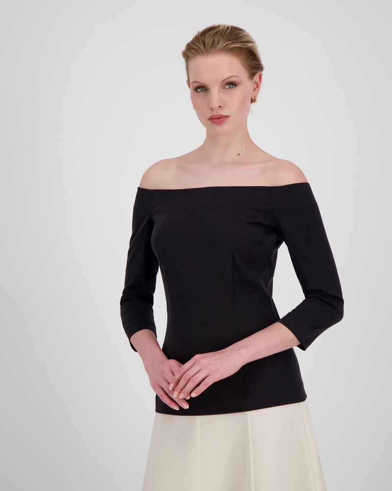 Top mit geradem Ausschnitt vorne und hinten, 3/4-Ärmeln und feinen Abnähern für eine strukturierte, feminine Silhouette. Der nahtverdeckte Reissverschluss im Rücken und der gerade Saum mit Blindsäumen unterstreichen die klare Linienführung. Fliessende Materialien und präzise Verarbeitung verleihen dem Design schlichte Eleganz und Leichtigkeit.