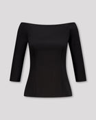 Top mit geradem Ausschnitt vorne und hinten, 3/4-Ärmeln und feinen Abnähern für eine strukturierte, feminine Silhouette. Der nahtverdeckte Reissverschluss im Rücken und der gerade Saum mit Blindsäumen unterstreichen die klare Linienführung. Fliessende Materialien und präzise Verarbeitung verleihen dem Design schlichte Eleganz und Leichtigkeit.