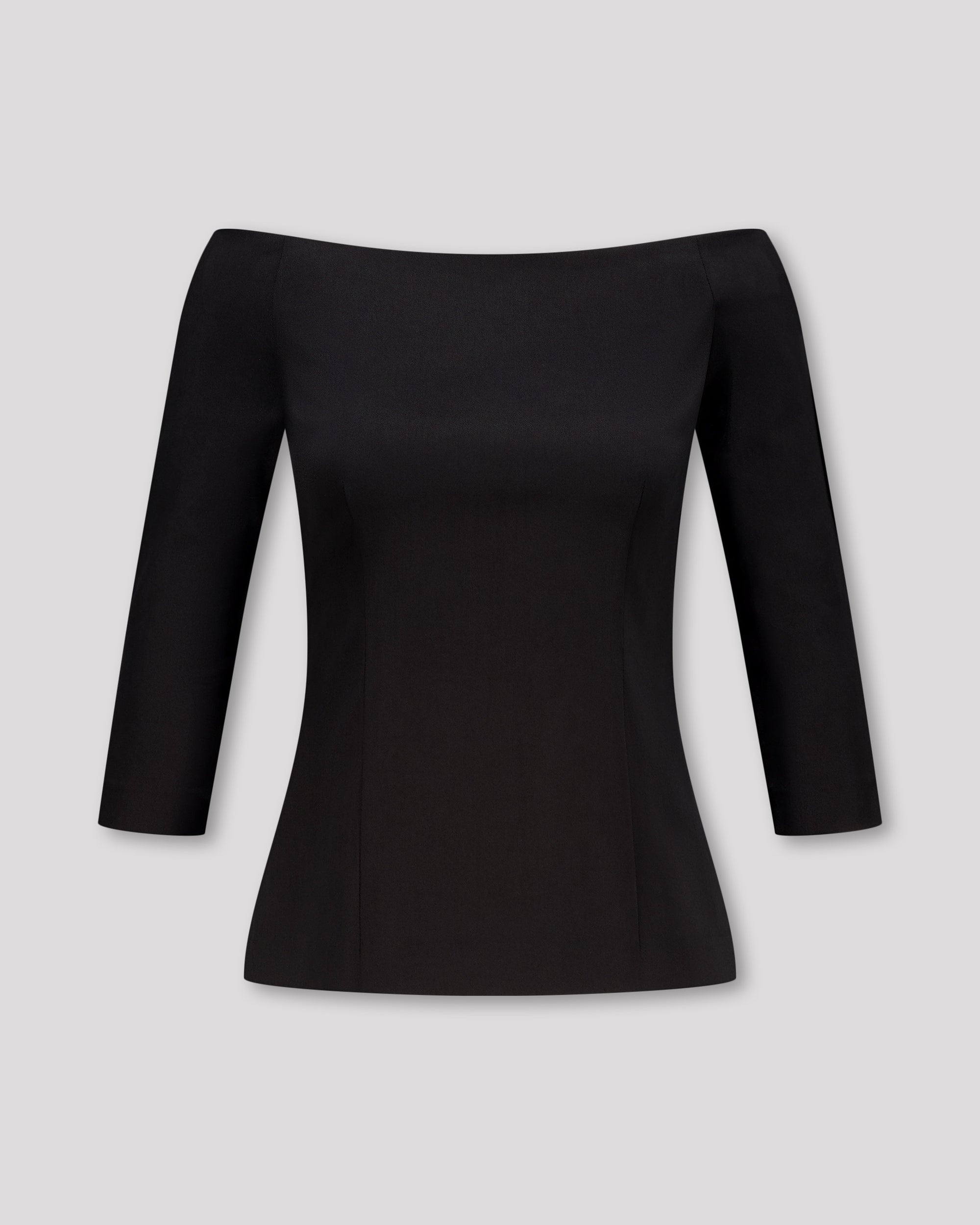 Top mit geradem Ausschnitt vorne und hinten, 3/4-Ärmeln und feinen Abnähern für eine strukturierte, feminine Silhouette. Der nahtverdeckte Reissverschluss im Rücken und der gerade Saum mit Blindsäumen unterstreichen die klare Linienführung. Fliessende Materialien und präzise Verarbeitung verleihen dem Design schlichte Eleganz und Leichtigkeit.