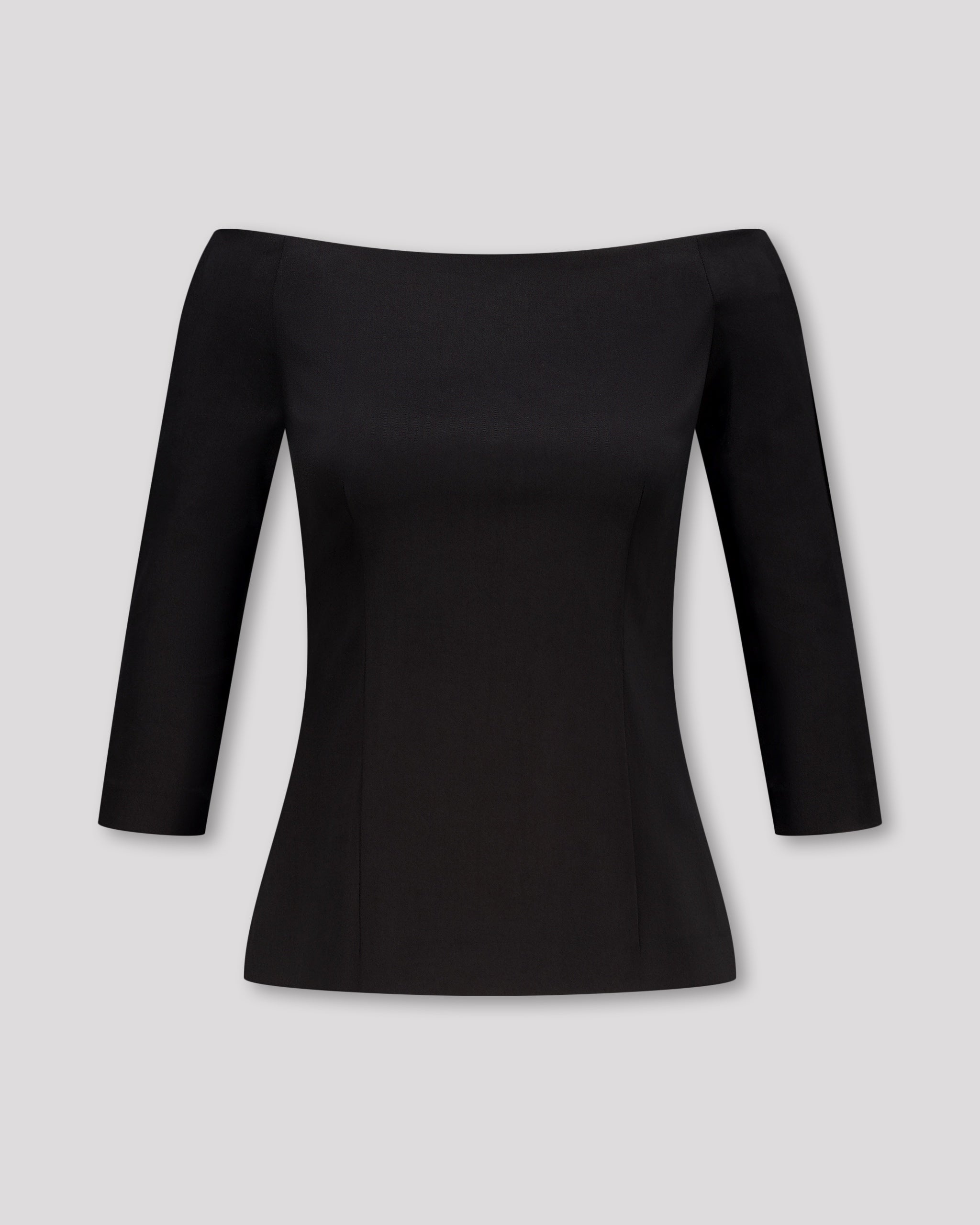 Top mit geradem Ausschnitt vorne und hinten, 3/4-Ärmeln und feinen Abnähern für eine strukturierte, feminine Silhouette. Der nahtverdeckte Reissverschluss im Rücken und der gerade Saum mit Blindsäumen unterstreichen die klare Linienführung. Fliessende Materialien und präzise Verarbeitung verleihen dem Design schlichte Eleganz und Leichtigkeit.