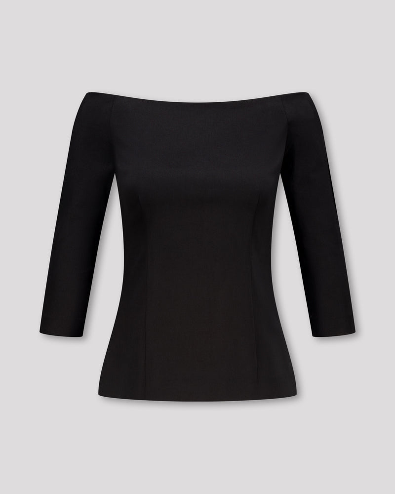 Top mit geradem Ausschnitt vorne und hinten, 3/4-Ärmeln und feinen Abnähern für eine strukturierte, feminine Silhouette. Der nahtverdeckte Reissverschluss im Rücken und der gerade Saum mit Blindsäumen unterstreichen die klare Linienführung. Fliessende Materialien und präzise Verarbeitung verleihen dem Design schlichte Eleganz und Leichtigkeit.