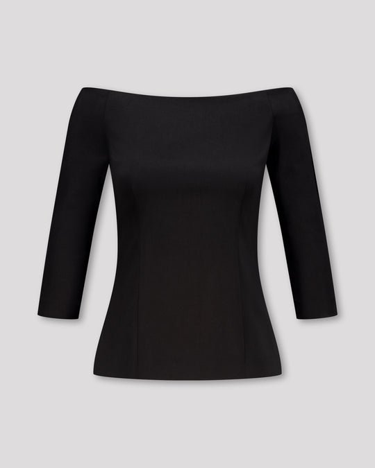 Top mit geradem Ausschnitt vorne und hinten, 3/4-Ärmeln und feinen Abnähern für eine strukturierte, feminine Silhouette. Der nahtverdeckte Reissverschluss im Rücken und der gerade Saum mit Blindsäumen unterstreichen die klare Linienführung. Fliessende Materialien und präzise Verarbeitung verleihen dem Design schlichte Eleganz und Leichtigkeit.