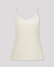 Zartes Top mit feinen, runden Trägern und dezentem V-Ausschnitt für eine klare, feminine Linie. Unsichtbare Nähte im Ausschnitt und sanfte Abnäher betonen die Silhouette mit eleganter Zurückhaltung. Der doppelt umgeschlagene Saum auf Hüfthöhe setzt einen feinen Akzent. Vollständig gefüttert für höchsten Tragekomfort und luxuriöses Finish.