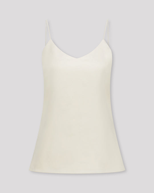 Zartes Top mit feinen, runden Trägern und dezentem V-Ausschnitt für eine klare, feminine Linie. Unsichtbare Nähte im Ausschnitt und sanfte Abnäher betonen die Silhouette mit eleganter Zurückhaltung. Der doppelt umgeschlagene Saum auf Hüfthöhe setzt einen feinen Akzent. Vollständig gefüttert für höchsten Tragekomfort und luxuriöses Finish.
