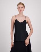 Körpernah geschnittenes Top mit feinen, runden Trägern und dezentem V-Ausschnitt für eine klare, feminine Linie. Unsichtbare Nähte im Ausschnitt bewahren die elegante Reinheit der Silhouette. Sanfte Abnäher und ein doppelt umgeschlagener Saum mit feiner Steppung auf Hüfthöhe setzen edle Akzente. Vollständig gefüttert für höchsten Tragekomfort.
