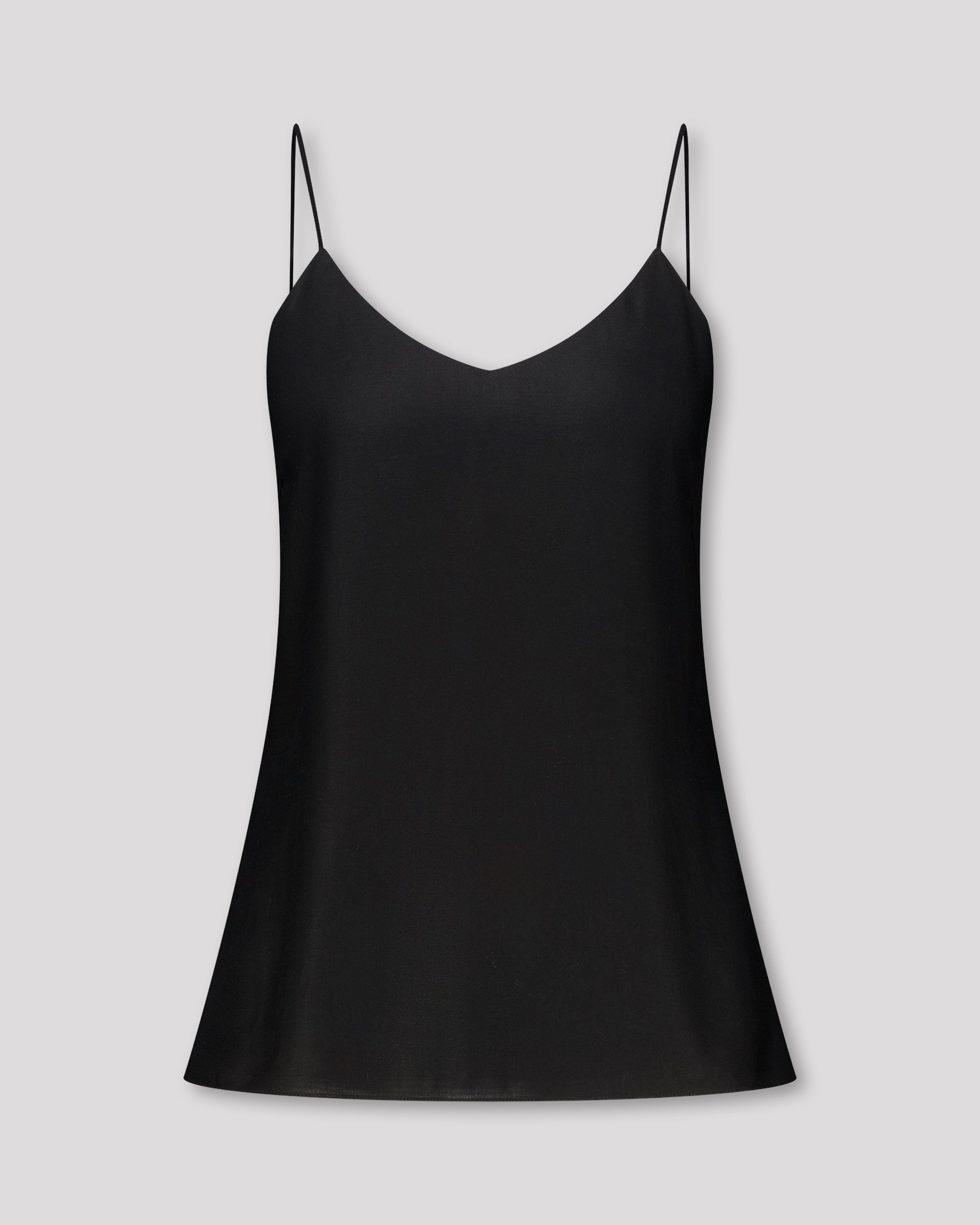 Körpernah geschnittenes Top mit feinen, runden Trägern und dezentem V-Ausschnitt für eine klare, feminine Linie. Unsichtbare Nähte im Ausschnitt bewahren die elegante Reinheit der Silhouette. Sanfte Abnäher und ein doppelt umgeschlagener Saum mit feiner Steppung auf Hüfthöhe setzen edle Akzente. Vollständig gefüttert für höchsten Tragekomfort.