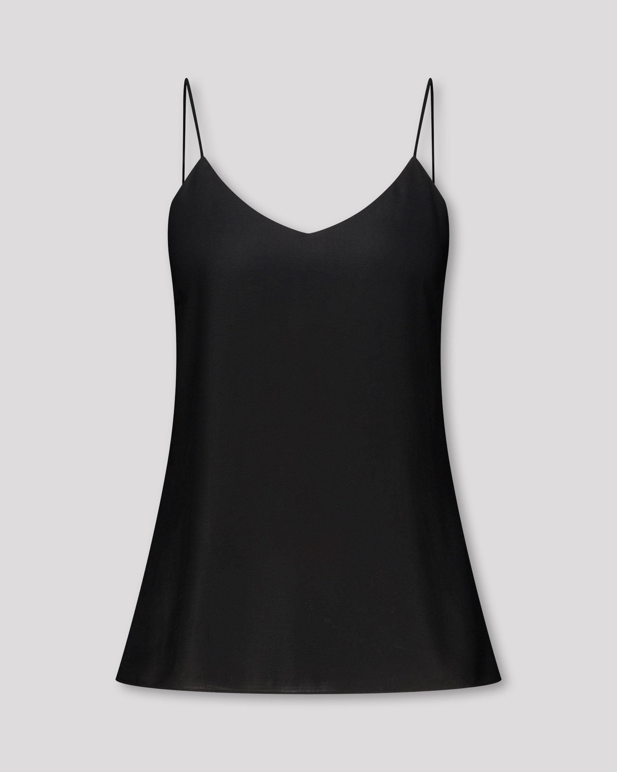 Körpernah geschnittenes Top mit feinen, runden Trägern und dezentem V-Ausschnitt für eine klare, feminine Linie. Unsichtbare Nähte im Ausschnitt bewahren die elegante Reinheit der Silhouette. Sanfte Abnäher und ein doppelt umgeschlagener Saum mit feiner Steppung auf Hüfthöhe setzen edle Akzente. Vollständig gefüttert für höchsten Tragekomfort.